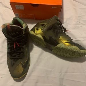 Lebron XI GS. Size6 Youth